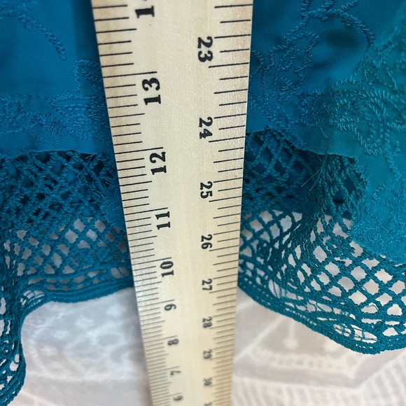 BEAUTIFUL AWESOME LITTLE TOP STUNNING TURQUOISE V NECK BUTTON DOWN EUC DETAILS M - Picture 8 of 15